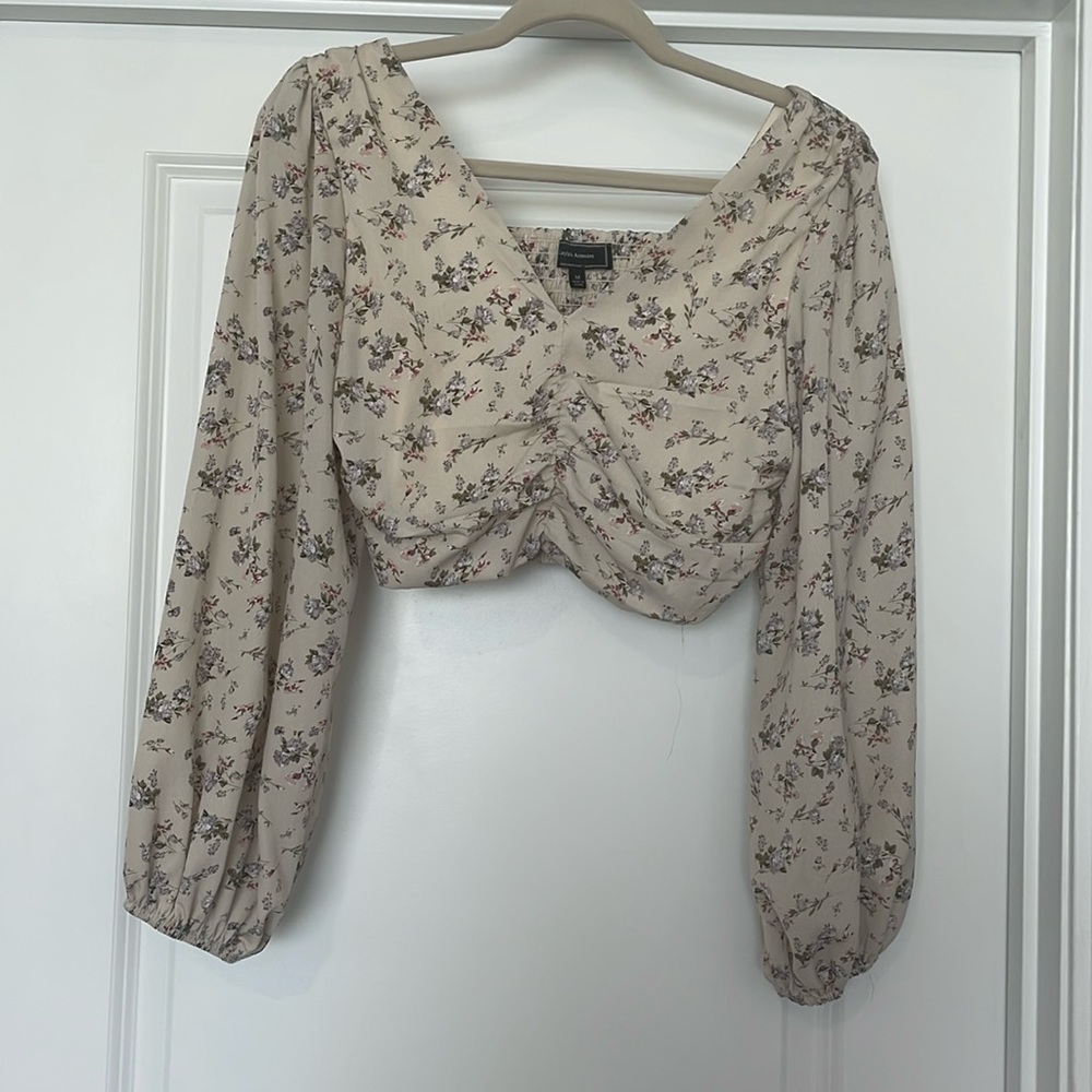 Kayla‘s armoire cropped floral top size medium